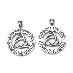 Vue macro détaillée de pendentifs Viking en acier inoxydable avec runes et symbole Triquetra