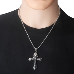 Collana con ciondolo a croce e teschio gotico in argento vintage su maglietta nera