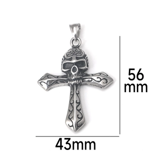 Dettaglio delle dimensioni 56 mm x 43 mm del ciondolo a croce con teschio in acciaio inox