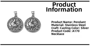 Gros plan de pendentifs vintage en acier inoxydable avec motif de coq de monnaie gaufré