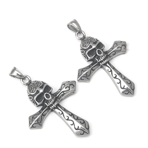 Pendente croce teschio in acciaio inossidabile con finitura argento e motivi retrò