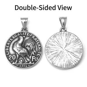 Pendentif coq vintage en acier inoxydable avec vues recto et verso en finition argentée