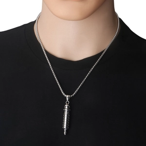 Macro-opname van een roestvrijstalen spiraalvormige hanger gedragen op een zwart shirt