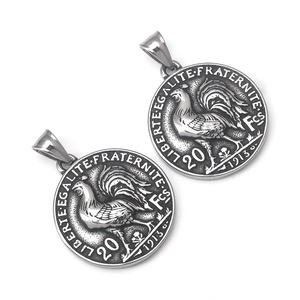 Pendentif en acier inoxydable style pièce de monnaie avec coq gaulois en relief