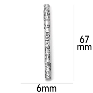 Détail du pendentif bâton du Roi Singe avec dimensions indiquées de 67mm sur 6mm
