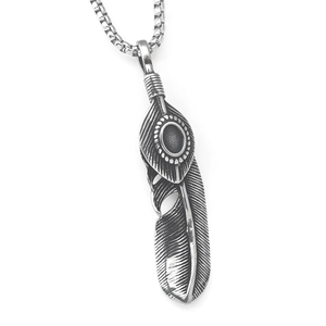 Detailopname van vintage roestvrijstalen veerhanger met donkere steeninleg aan ketting