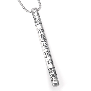 Détail macro du pendentif bâton Sun Wukong en acier argenté avec motifs de nuages gravés