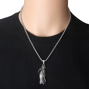Detailopname van de roestvrijstalen Magere Hein-hanger met boxketting op model
