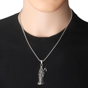 Détail du pendentif Faucheuse gothique avec faux sur une chaîne en acier pour homme