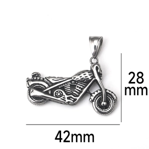 Detail van retro roestvrijstalen motorfiets hanger met afmetingen 42mm bij 28mm