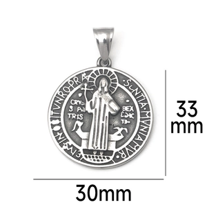 Detalle de la medalla de San Benito de 30mm con grabados en metal plateado vintage