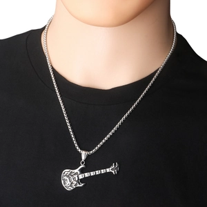 Detailopname van gitaarhanger met vlampatroon aan een roestvrijstalen kralenketting