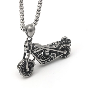 Vintage punk motorfiets hanger met schedel detail in roestvrij staal en parelketting