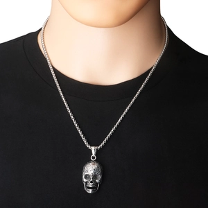 Nahaufnahme eines Vintage-Totenkopf-Anhängers an einer Gliederkette für Damen