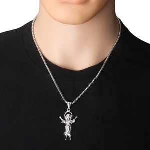 Detailweergave van zilveren engel hanger ketting op zwart shirt met reliëf textuur