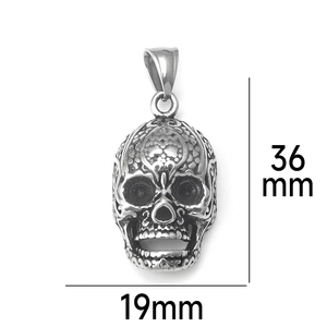 Detailansicht des Totenkopf-Anhängers mit Mandala-Gravur und Maßen 36mm x 19mm