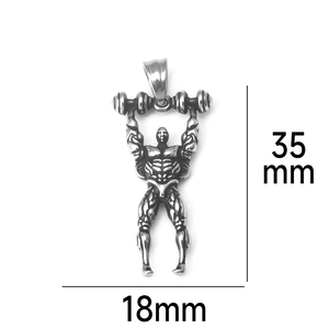 Dettaglio che mostra altezza 35mm e larghezza 18mm del ciondolo atleta con bilanciere