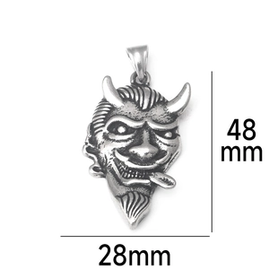 Détails de taille du pendentif démon en acier rétro indiquant 48mm de hauteur et 28mm de largeur