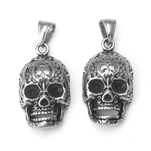 Detailansicht zweier Gothic-Totenkopfanhänger mit feiner floraler Gravur im Retro-Stil