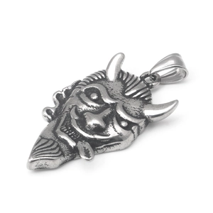 Pendentif vintage en acier inoxydable avec design de masque de démon punk sur fond blanc