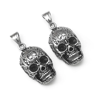 Gravierte Totenkopf-Anhänger aus Edelstahl mit floralen Mustern im Vintage-Stil