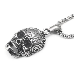 Gotische Totenkopf-Halskette aus Edelstahl mit feinen floralen Gravuren und Box-Kette