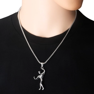 Detail der Bodybuilder-Halskette aus Edelstahl auf schwarzem T-Shirt mit venezianischer Kette