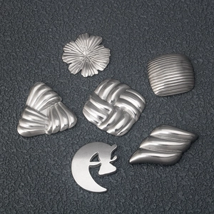Ensemble de six pendentifs géométriques argentés en acier avec fini brossé mat