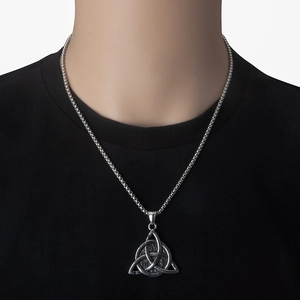 Retro-Halskette aus Edelstahl mit keltischem Knoten-Anhänger und geflochtener Kette am Model