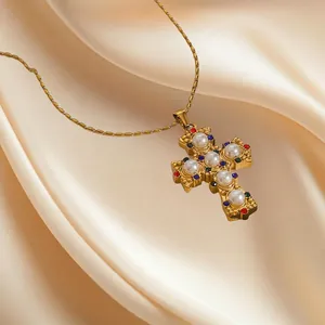 Collana con croce barocca dorata con perle e strass colorati su seta champagne