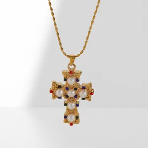 Collana a croce dorata barocca con perle e pietre preziose su catena a sfere