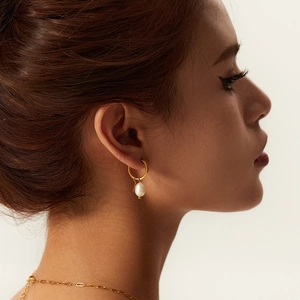 Boucles d'oreilles créoles en acier doré 18k avec perles d'eau douce et étoiles