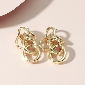 Minimalistische ineinandergreifende goldene Kettenohrringe mit poliertem Metallic-Finish