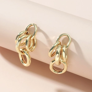Chlobige goldene Gliederketten-Ohrringe mit mehrlagig verschachtelten Metallringen im Trend