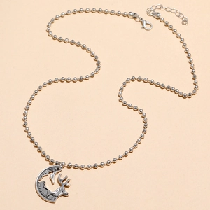 Collar retro plateado con colgante de moneda de la suerte de luna creciente y ciervo