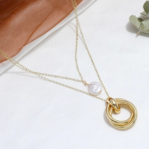 Collar de doble capa dorado con perla barroca única y anillos entrelazados