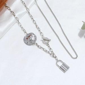 Conjunto de dos collares plateados estilo punk hip hop con colgante de candado y moneda