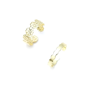 Minimalist gold daisy flower adjustable rings with shiny metallic petal design