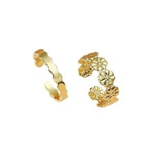 Adjustable golden toe rings set with wavy edge and daisy floral design on white background