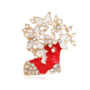 Spilla natalizia a stivaletto rosso con fiori in smalto bianco e strass scintillanti