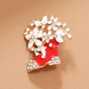 Spilla natalizia a forma di calza con fiori bianchi e strass lucidi su base dorata