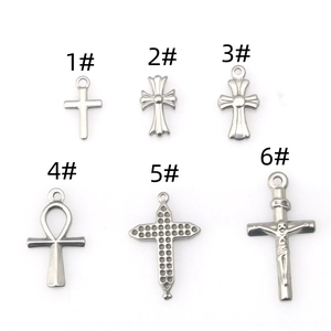 Dettaglio macro di vari ciondoli a croce in acciaio inossidabile per creazione gioielli DIY