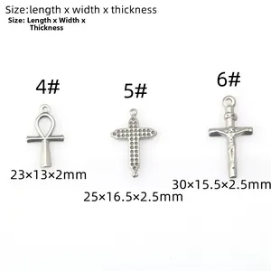 Tableau détaillé des tailles pour pendentifs croix en acier inoxydable en trois styles
