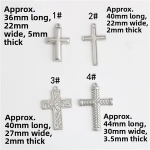 Specifiche dettagliate sulle dimensioni di quattro ciondoli a croce in acciaio inox DIY