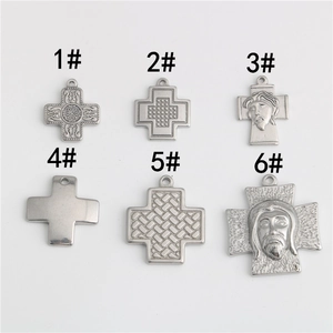 Set de seis colgantes de cruz cuadrada de acero inoxidable con varios diseños religiosos