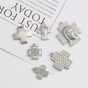 Set de seis colgantes de cruz de acero inoxidable con diversos patrones grabados y diseños religiosos