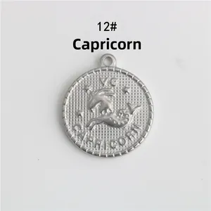 Dettaglio di un ciondolo Capricorno in argento per la creazione di gioielli DIY