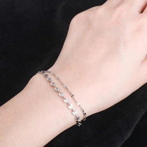 Dettaglio del bracciale a doppio strato in acciaio inossidabile argento con dischi tondi