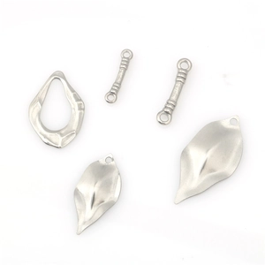 Pendentifs feuilles en acier inoxydable argent mat et anneaux irréguliers bijoux