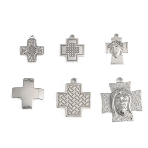 Set de seis colgantes de cruz en acero inoxidable estilo vintage con relieves religiosos